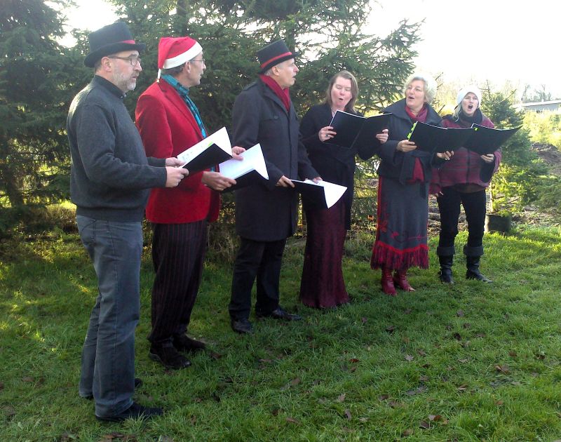 Sangdrangh zingt kerstliederen bij kwekerij in Leusden