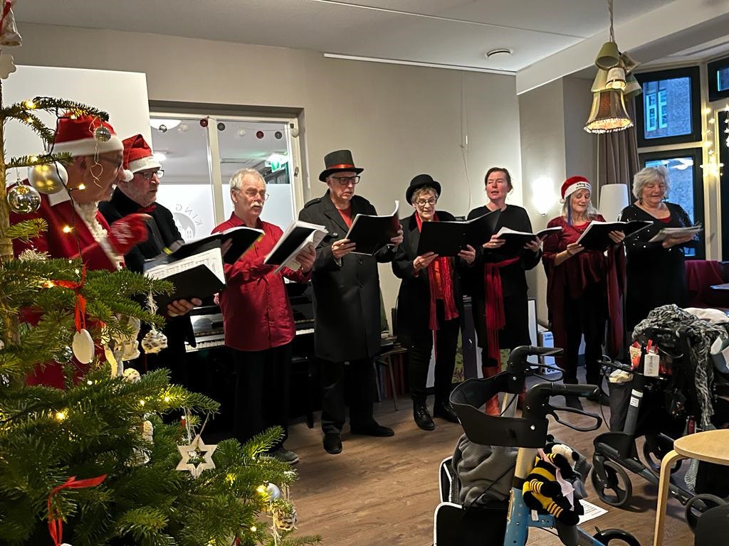 Snagdrangh zingt kerstliederen in verzorgingshuis Ridderspoor