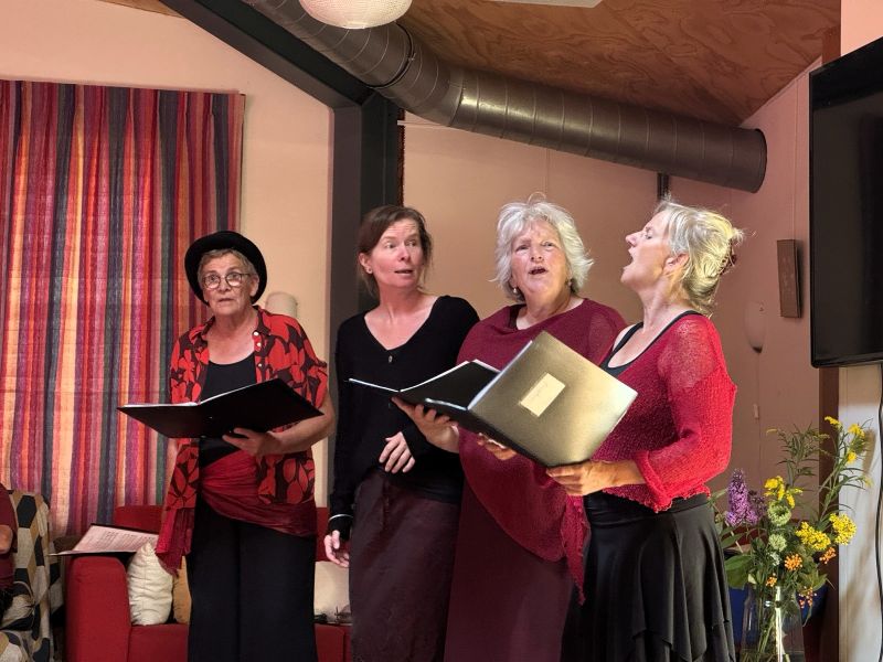 de vrouwen van Sangdrangh zingen in het buurthuis van Ecowijk Mandora in Houten